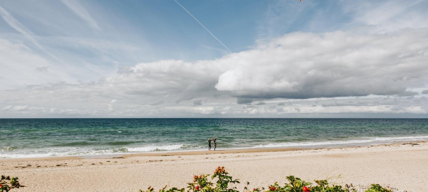 Kitesurfer am Tisvildeleje Strand an der Dänischen Riviera in Nordseeland an der Dänischen Ostsee